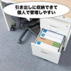デスクの引き出しに収納している様子