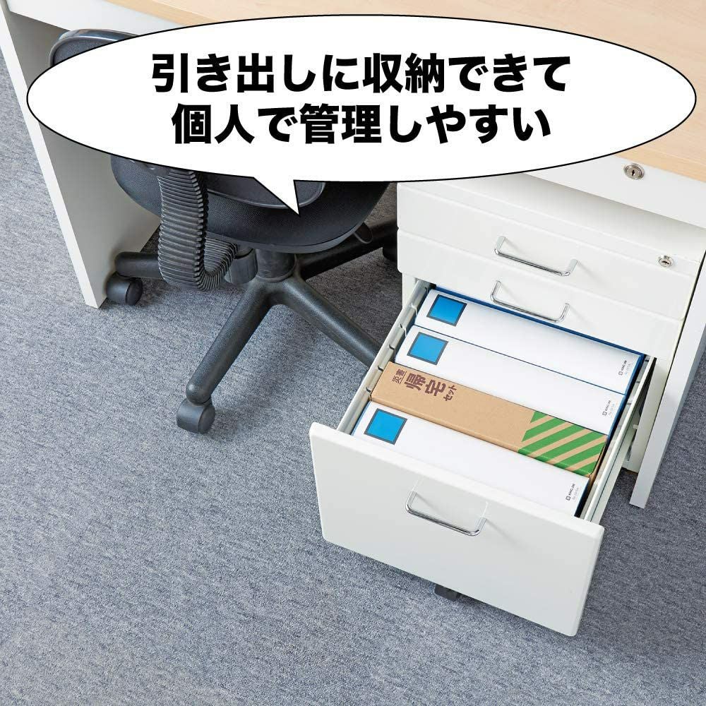 デスクの引き出しに収納している様子