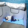 女性がエアマットで寝ている様子