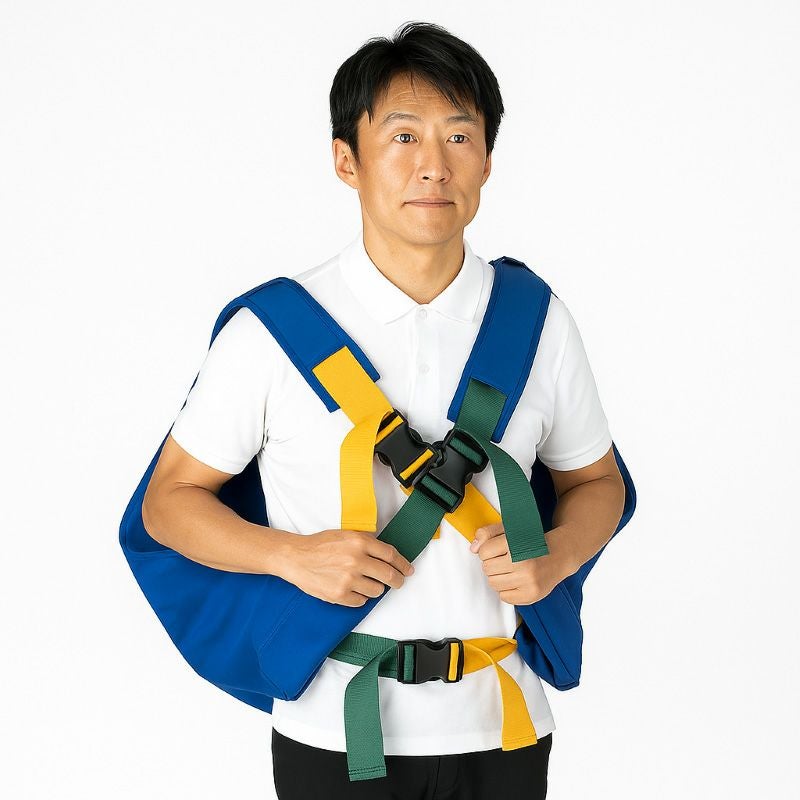 男性が防災おんぶ担架を背負った時の様子