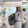 女性が猫を入れた猫用防災リュックを背負って避難している様子