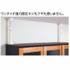 家具と天井を貼り家具の転倒を防止している様子