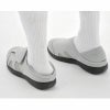 かかとを踏んで使用している様子